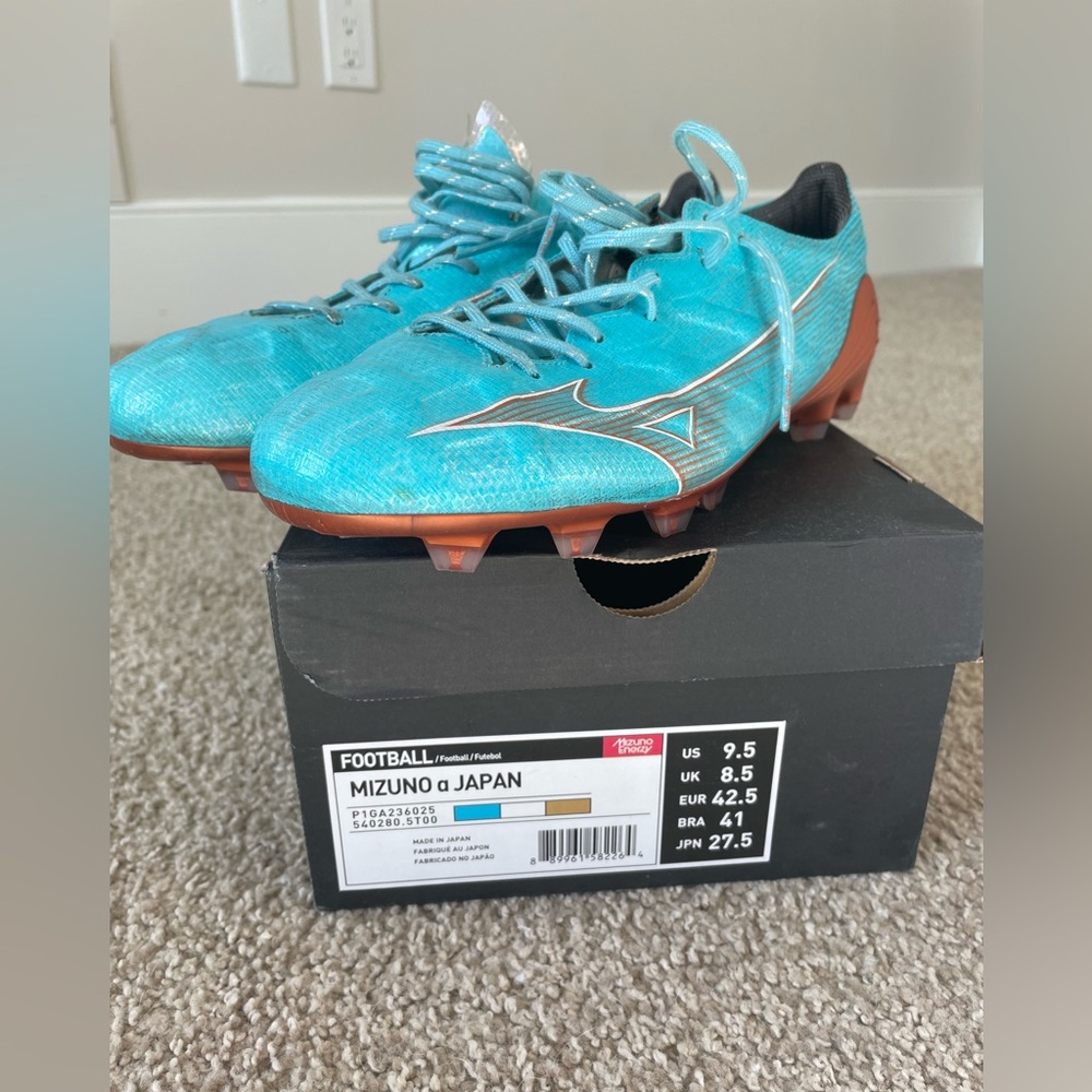 Mizuno Alpha Japan, size 9.5. Original box and string bag. Soccer cleat